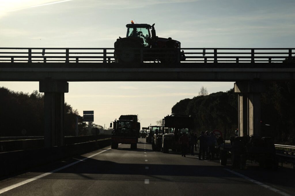 Γαλλία: Στους δρόμους οι αγρότες – Επεισόδια και βίαιες διαδηλώσεις