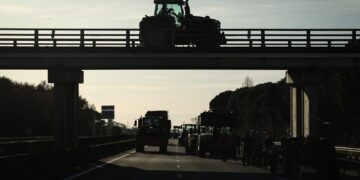 Γαλλία: Στους δρόμους οι αγρότες – Επεισόδια και βίαιες διαδηλώσεις