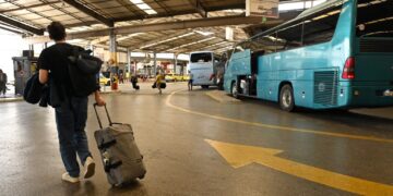 Συνελήφθη σε σταθμό ΚΤΕΛ στην Αθήνα 20χρονος που μετέφερε καλάσνικοφ σε λεωφορείο