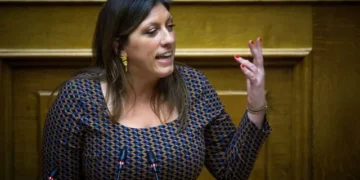 Ζωή Κωνσταντοπούλου για το φραστικό επεισόδιο με την Συρεγγέλα: «Η φράση “σιγά μην σκίσεις κανένα καλσόν”, προέρχεται από τη γυναικεία εργατική τάξη - Είναι ταξική και όχι σεξιστική»