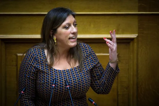 Ζωή Κωνσταντοπούλου για το φραστικό επεισόδιο με την Συρεγγέλα: «Η φράση “σιγά μην σκίσεις κανένα καλσόν”, προέρχεται από τη γυναικεία εργατική τάξη - Είναι ταξική και όχι σεξιστική»