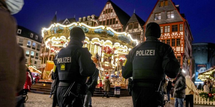 Οι γερμανικές Αρχές συνέλαβαν πέντε άνδρες για σχεδιαζόμενη τρομοκρατική επίθεση σε χριστουγεννιάτικη αγορά στο Ντινγκολφινγκ