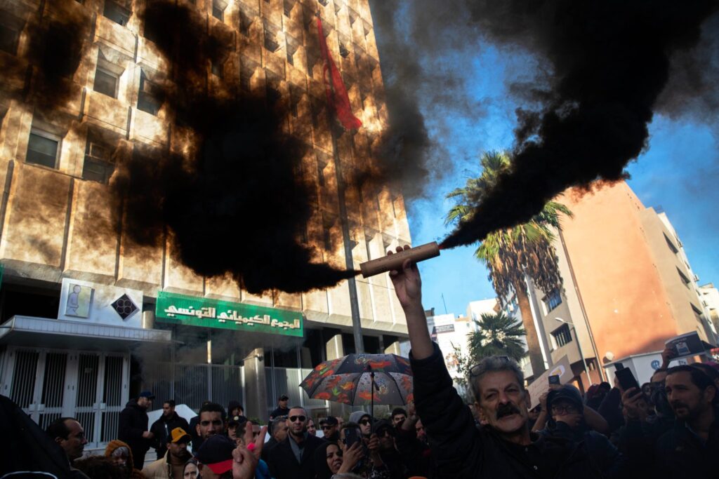 Ταραχές και επεισόδια στη Τυνησία: Συγκρούσεις διαδηλωτών με αστυνομικούς στην Καϊρουάν