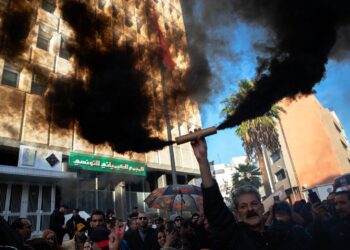 Ταραχές και επεισόδια στη Τυνησία: Συγκρούσεις διαδηλωτών με αστυνομικούς στην Καϊρουάν