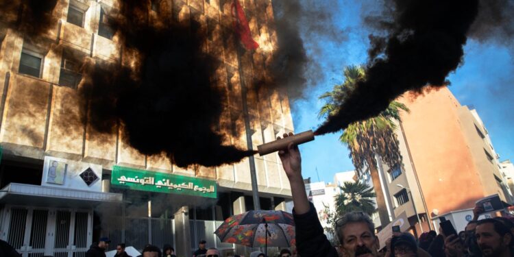 Ταραχές και επεισόδια στη Τυνησία: Συγκρούσεις διαδηλωτών με αστυνομικούς στην Καϊρουάν