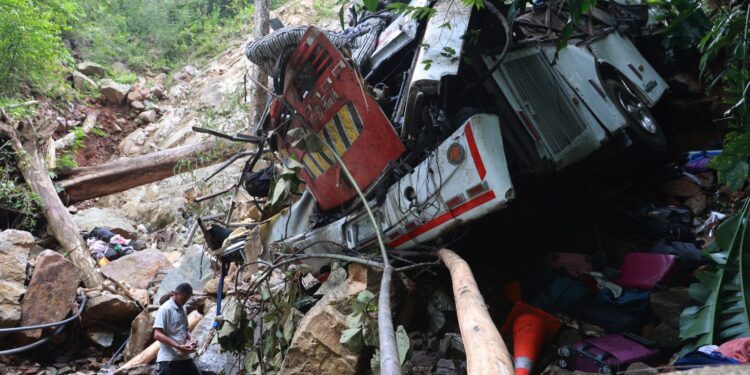Τραγωδία στην Κολομβία: Λεωφορείο έπεσε σε χαράδρα σε προάστιο της Μεδεγίν - Δεκαεπτά νεκροί, ανάμεσά τους 16 μαθητές λυκείου