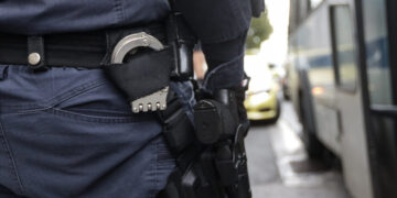 Θεσσαλονίκη: Συνελήφθησαν τρεις αστυνομικοί που έπαιρναν «φακελάκια» αντί να κόβουν κλήσεις