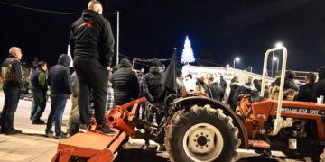 Αγροτικές κινητοποιήσεις: Στάση αναμονής των αγροτών μετά τις ανακοινώσεις Τσιάρα - Παραμένουν στα μπλόκα - Ζητούν πιο συγκεκριμένα μέτρα