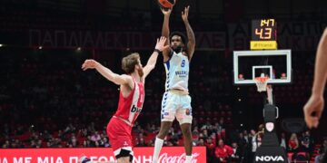 Euroleague: Ο Ολυμπιακός, με "καθίζηση" στην 4η περίοδο, έχασε στο ΣΕΦ από τη Βαλένθια με 99-92