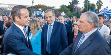 "Καρφιά" Μητσοτάκη στη Βουλή κατά Καραμανλή – Σαμαρά: Η ατάκα για “πολιτικούς του καναπέ”