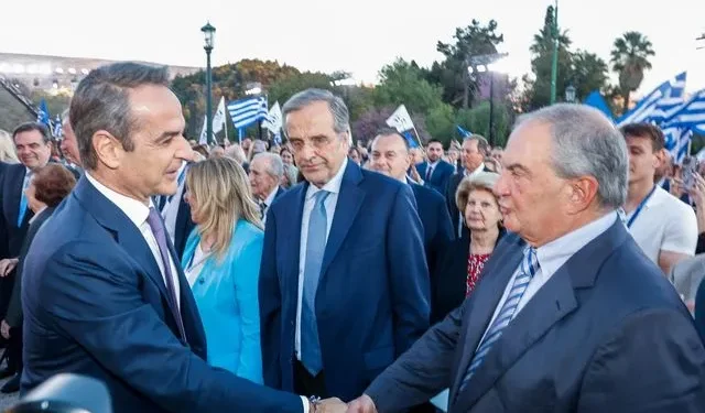 "Καρφιά" Μητσοτάκη στη Βουλή κατά Καραμανλή – Σαμαρά: Η ατάκα για “πολιτικούς του καναπέ”