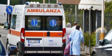 Σοβαρό τροχαίο στην Ιταλία: Λεωφορείο συγκρούστηκε με ΙΧ και μετά έπεσε πάνω σε βιτρίνα καταστήματος στο Τορίνο – Τρεις τραυματίες