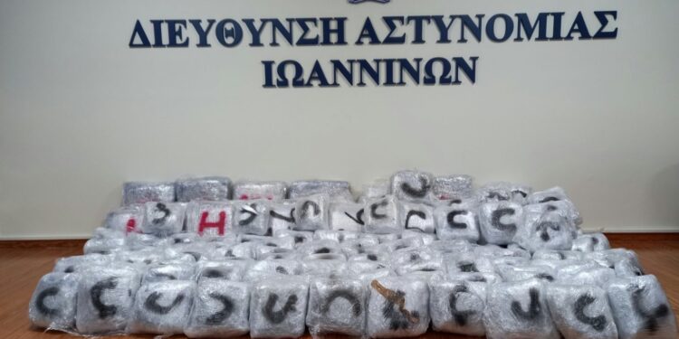 Ιωάννινα: Συνελήφθησαν τρεις αλλοδαποί που μετέφεραν με ΙΧ 215 κιλά κάνναβης – Στο αυτοκίνητο και παιδί δυόμισι ετών