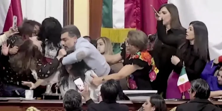 Επεισόδια στο Κογκρέσο του Μεξικού - Βουλευτές πιάστηκαν στα χέρια