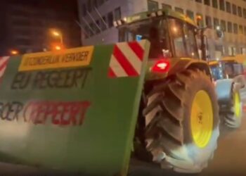 Βρυξέλλες: Εκατοντάδες τρακτέρ περικύκλωσαν το Ευρωπαϊκό Συμβούλιο