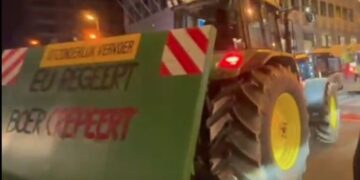 Βρυξέλλες: Εκατοντάδες τρακτέρ περικύκλωσαν το Ευρωπαϊκό Συμβούλιο