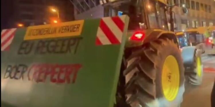 Βρυξέλλες: Εκατοντάδες τρακτέρ περικύκλωσαν το Ευρωπαϊκό Συμβούλιο