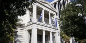 Μήνυμα ΥΠΕΞ προς Σκόπια: "Απόλυτα δεσμευτική η Συμφωνία των Πρεσπών"