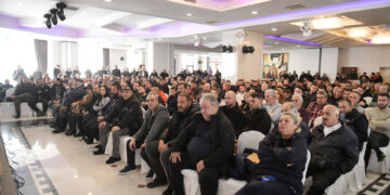 Παραμένουν οι αγρότες στα μπλόκα – Ανοικτοί για τους πολίτες θα είναι οι δρόμοι τις γιορτές