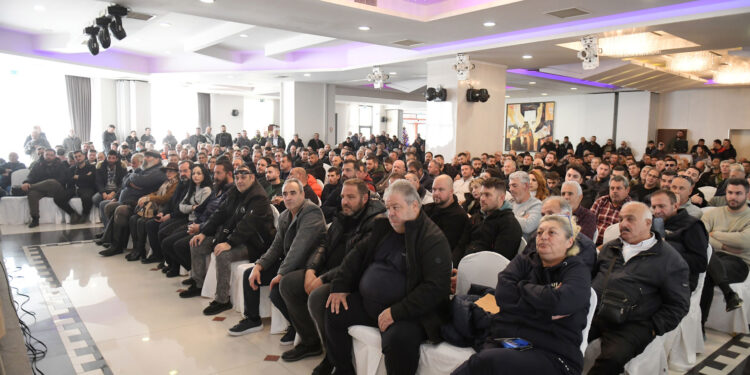 Παραμένουν οι αγρότες στα μπλόκα – Ανοικτοί για τους πολίτες θα είναι οι δρόμοι τις γιορτές