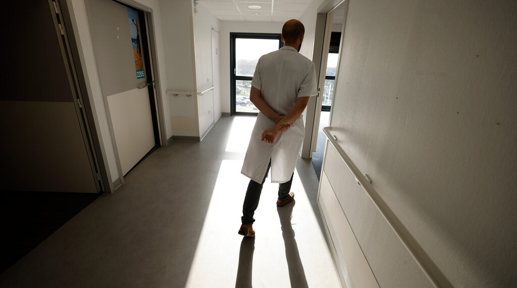 Γαλλία: Σε ισόβια κάθειρξη καταδικάστηκε αναισθησιολόγος που δηλητηρίασε 30 ασθενείς, εκ των οποίων οι 12 έχασαν τη ζωή τους