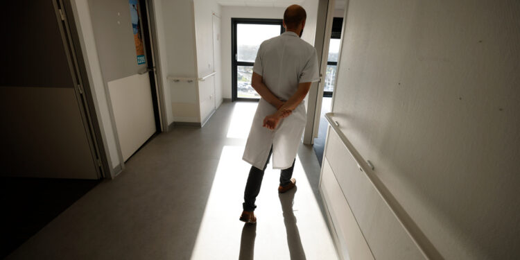 Γαλλία: Σε ισόβια κάθειρξη καταδικάστηκε αναισθησιολόγος που δηλητηρίασε 30 ασθενείς, εκ των οποίων οι 12 έχασαν τη ζωή τους