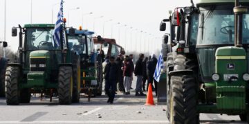 Αγροτικές κινητοποιήσεις: Συνεχίζονται τα μπλόκα σε όλη τη χώρα - Ουρές χιλιομέτρων από νταλίκες στα τελωνεία