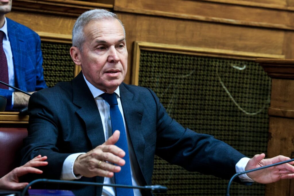 Γαλάζιο επεισόδιο στη Βουλή ανάμεσα στον υφυπ. Άμυνας Θ. Δαβάκη και τον βουλευτή της ΝΔ Δημήτρη Καιρίδη