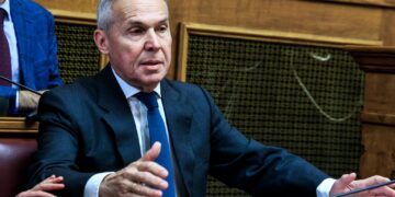 Γαλάζιο επεισόδιο στη Βουλή ανάμεσα στον υφυπ. Άμυνας Θ. Δαβάκη και τον βουλευτή της ΝΔ Δημήτρη Καιρίδη