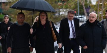 Αναβολή για 9 Ιανουαρίου 2026 στη δίκη για τα Τέμπη και το χαμένο βιντεοληπτικό υλικό της εμπορικής αμαξοστοιχίας – Οργισμένες αντιδράσεις των συγγενών των θυμάτων