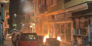 Ένταση στα Εξάρχεια ανάμεσα σε ΜΑΤ και "άγνωστους" με μολότοφ, χημικά και κρότου λάμψης