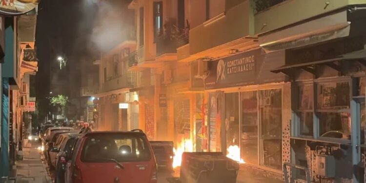 Ένταση στα Εξάρχεια ανάμεσα σε ΜΑΤ και "άγνωστους" με μολότοφ, χημικά και κρότου λάμψης