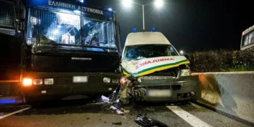 Σοβαρό τροχαίο στη Λάρισα – Ασθενοφόρο προσέκρουσε σε κλούβα της Αστυνομίας