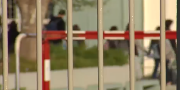 Συμμορία διακινούσε κοκαΐνη και κάνναβη σε σχολείο της Αττικής – Συνελήφθησαν 12 άτομα, οι 6 ανήλικοι μαθητές