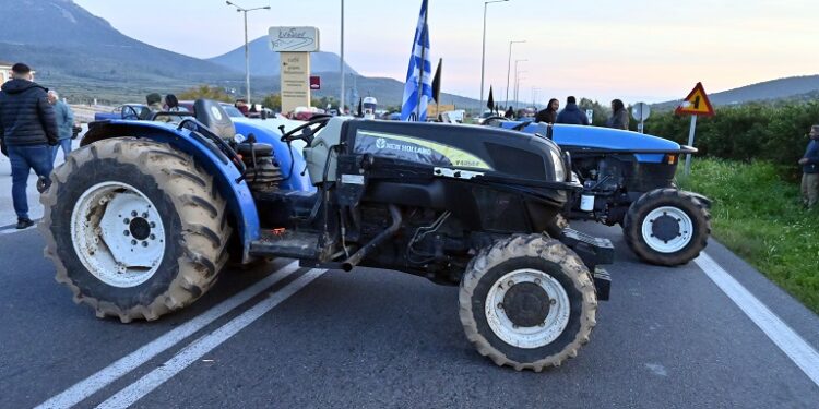 Σκληρή αντιπαράθεση για το Αγροτικό: Ανακοίνωση του ΠΑΣΟΚ και απάντηση Μαρινάκη