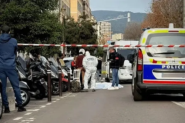 Γαλλία: H αστυνομία σκότωσε έναν 26χρονο που απειλούσε με μαχαίρι πολίτες στην Αζαξιό