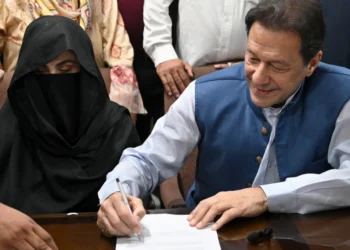 Ο πρώην πρωθυπουργός του Πακιστάν, Ίμραν Χαν, και η σύζυγός του καταδικάστηκαν σε κάθειρξη 17 ετών για κατάχρηση εμπιστοσύνης και διαφθορά