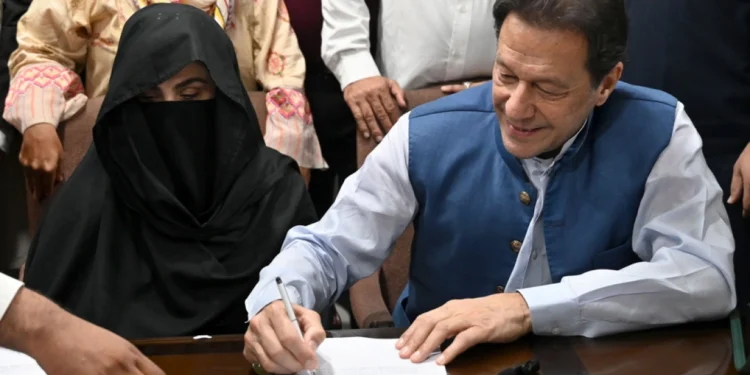 Ο πρώην πρωθυπουργός του Πακιστάν, Ίμραν Χαν, και η σύζυγός του καταδικάστηκαν σε κάθειρξη 17 ετών για κατάχρηση εμπιστοσύνης και διαφθορά