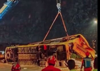 Πολύνεκρο τροχαίο με ανατροπή λεωφορείου στην Ιάβα της Ινδονησίας: Τουλάχιστον 16 νεκροί