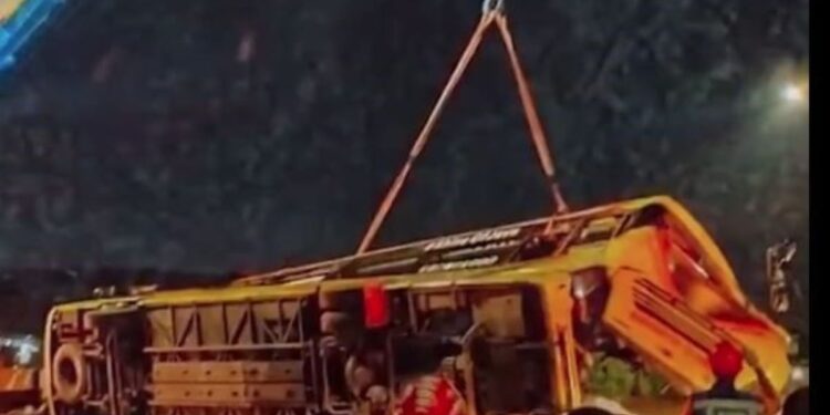 Πολύνεκρο τροχαίο με ανατροπή λεωφορείου στην Ιάβα της Ινδονησίας: Τουλάχιστον 16 νεκροί