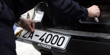 Ξεκίνησε η επιστροφή πινακίδων ΙΧ από τη Δημοτική Αστυνομία του Δήμου Αθηναίων