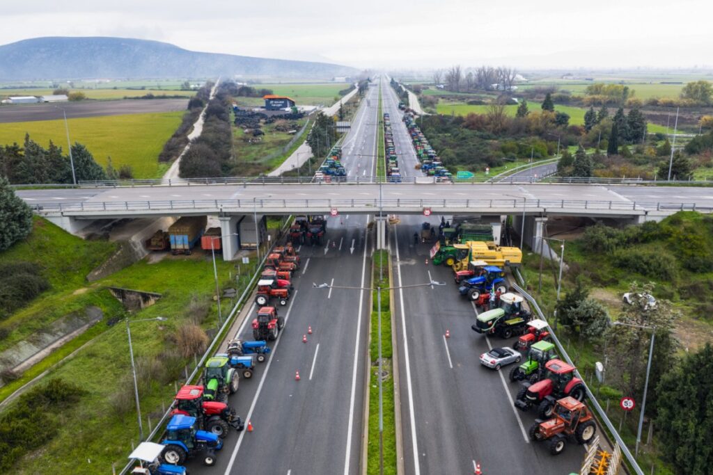 Οι αγρότες καταγγέλλουν ότι οι δρόμοι κλείνουν με εντολή Μαξίμου – "Μετατρέπουν τον ταξιδιώτη σε «όμηρο» και τον αγρότη σε «εχθρό»"