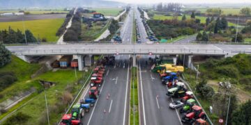 Οι αγρότες καταγγέλλουν ότι οι δρόμοι κλείνουν με εντολή Μαξίμου – "Μετατρέπουν τον ταξιδιώτη σε «όμηρο» και τον αγρότη σε «εχθρό»"