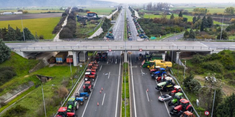 Οι αγρότες καταγγέλλουν ότι οι δρόμοι κλείνουν με εντολή Μαξίμου – "Μετατρέπουν τον ταξιδιώτη σε «όμηρο» και τον αγρότη σε «εχθρό»"
