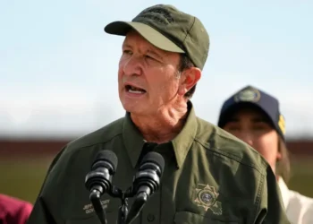 Ο Ντόναλντ Τραμπ ορίζει ειδικό απεσταλμένο για τη Γροιλανδία τον ρεπουμπλικάνο κυβερνήτη της Λουιζιάνας, Τζεφ Λάντρι