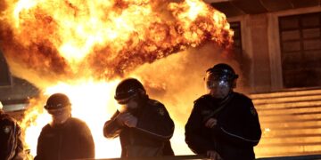 Αλβανία: Ταραχές και επεισόδια σε αντικυβερνητική διαδήλωση στα Τίρανα - Eπίθεση με μολότοφ στο γραφείο του πρωθυπουργού Έντι Ράμα