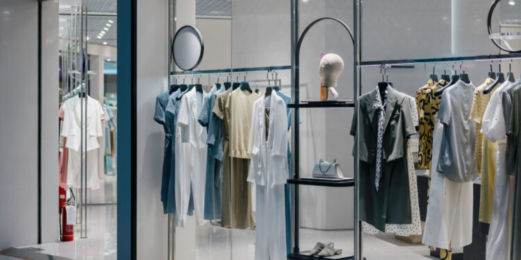 Συνελήφθη στο Κολωνάκι 65χρονη επιχειρηματίας για «μαϊμού» προϊόντα επώνυμων ειδών