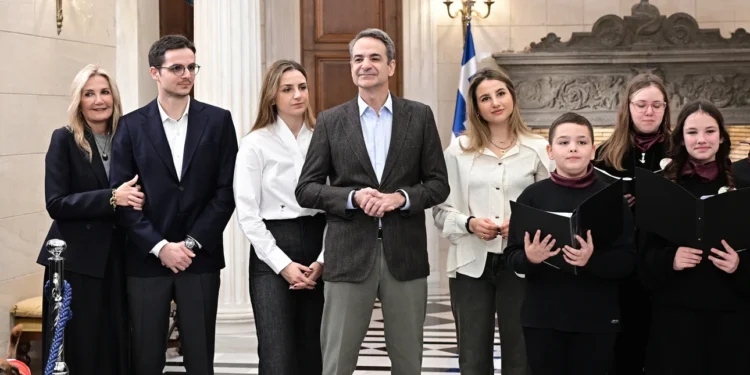 Χριστουγεννιάτικα κάλαντα στον Κυριάκο Μητσοτάκη στο Μέγαρο Μαξίμου