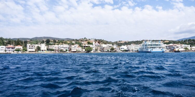 Νέα Στύρα Εύβοιας: ΙΧ αυτοκίνητο έπεσε στη θάλασσα - Απεγκλωβίστηκαν 4 άτομα