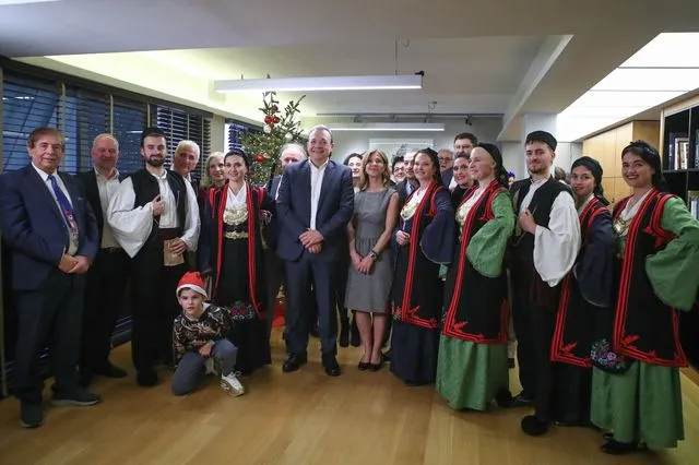 Τα χριστουγεννιάτικα κάλαντα στον Σ. Φάμελλο – Το μήνυμά του